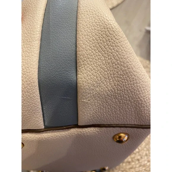 Adrienne Vittadini Two-Tone Light Gray Crossbody Bag with Dark Gray Trim - Picture 5 of 13